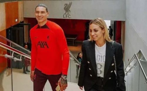 Darwin recorriendo las instalaciones del Liverpool FC acompañado por su esposa española (Instagram)