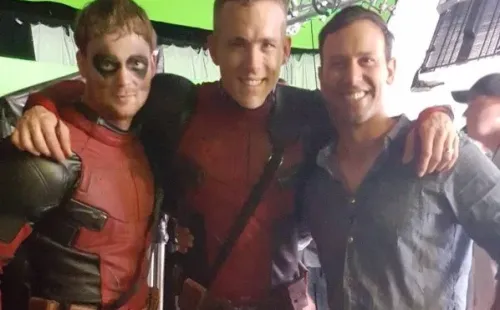 Ryan junto a uno de sus dobles en el set de “Deadpool” (Instagram)