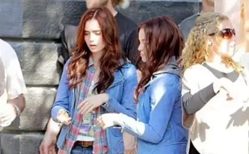 Lily habla con su doble antes de grabar una escena (Films Hollywood)