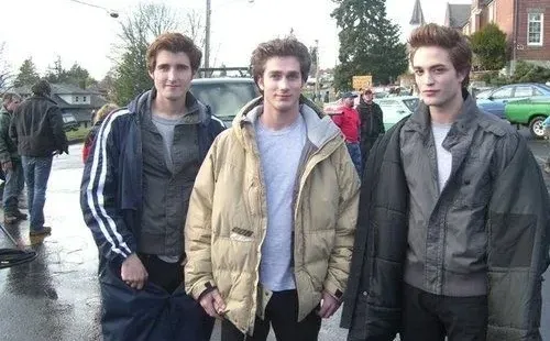 Pattinson junto a sus dobles en el set de “Twilight” (Instagram)