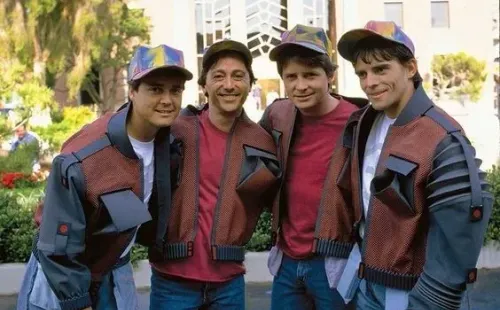 “Marty McFly”con sus tres dobles (Films Hollywood)