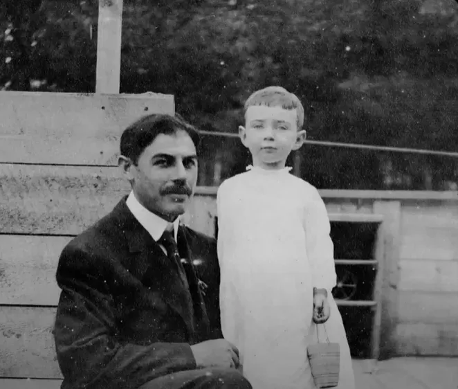 Retrato del Oppenheimer real de niño, que podemos ver en el documental Oppenheimer: El dilema de la bomba atómica. Imagen: To End All War Oppenheimer & the Atomic Bomb.