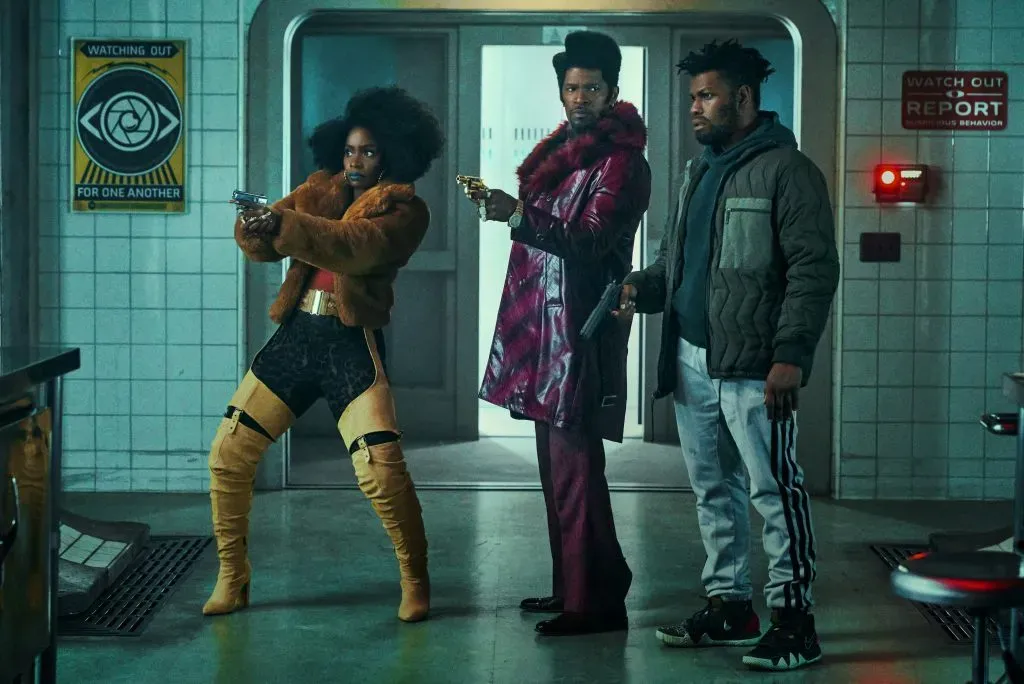 Teyonah Parris, Jamie Foxx y John Boyega en The Cloned Tyrone. (Netflix)