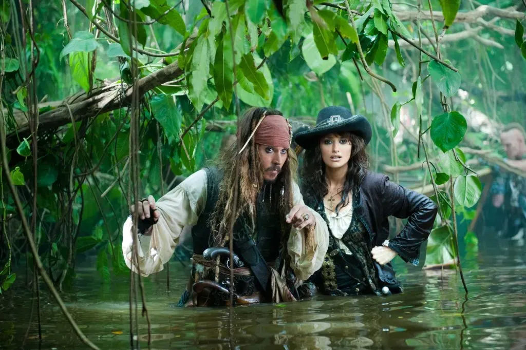Johnny Depp junto a Penelope Cruz en Piratas del Caribe. (IMDb)