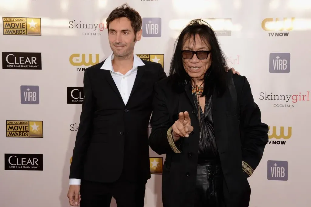 El director del documental Searching for Sugarman, Malik Bendjelloul posa junto a Sixto Rodríguez en la edición número 18 de los Annual Critics’ Choice Movie Awards en 2013. Imagen: Getty Images.