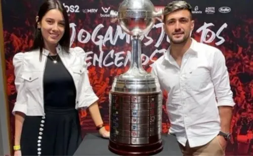 Camila y Giorgian posando con la Copa Libertadores de América.