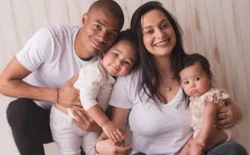 Vanesa y Nicolás, la cantante y el futbolista, con su familia.