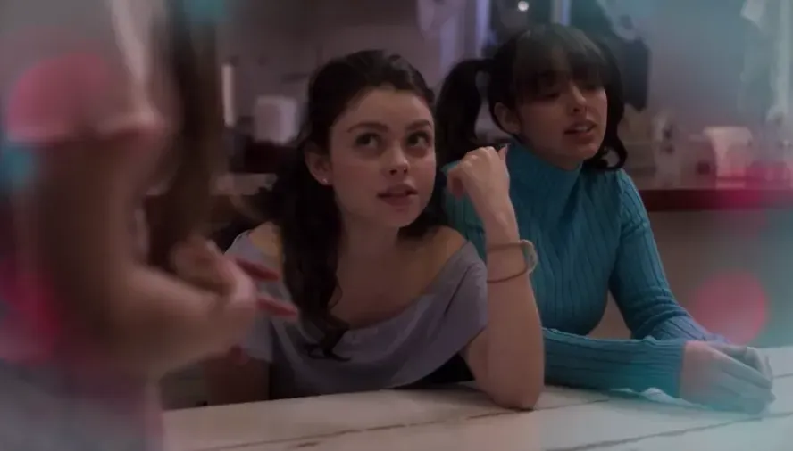 A la derecha podemos ver al personaje de Yutzil Cruz, que es interpretado por la actriz Renata Bondon. Imagen: ViX.