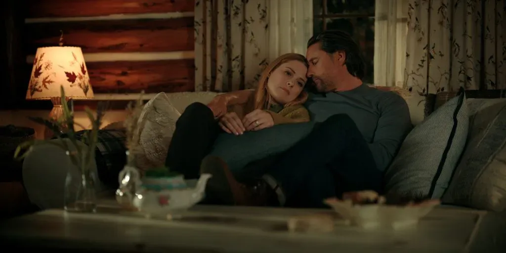 Alexandra Breckenridge y Martin Henderson en la temporada 5 de Virgin River. (Netflix)