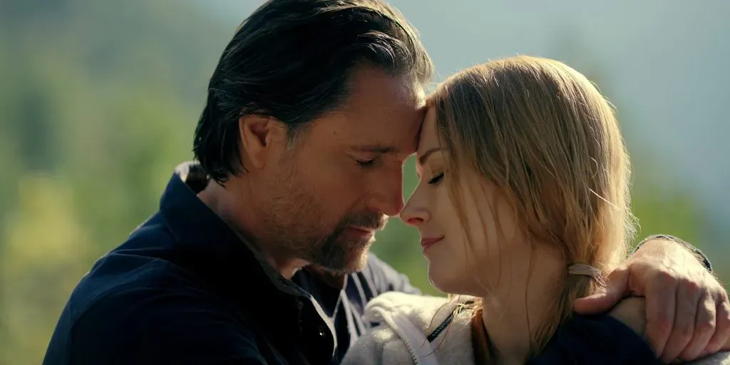 Martin Henderson y Alexandra Breckenridge en Un lugar para soñar. (Netflix)