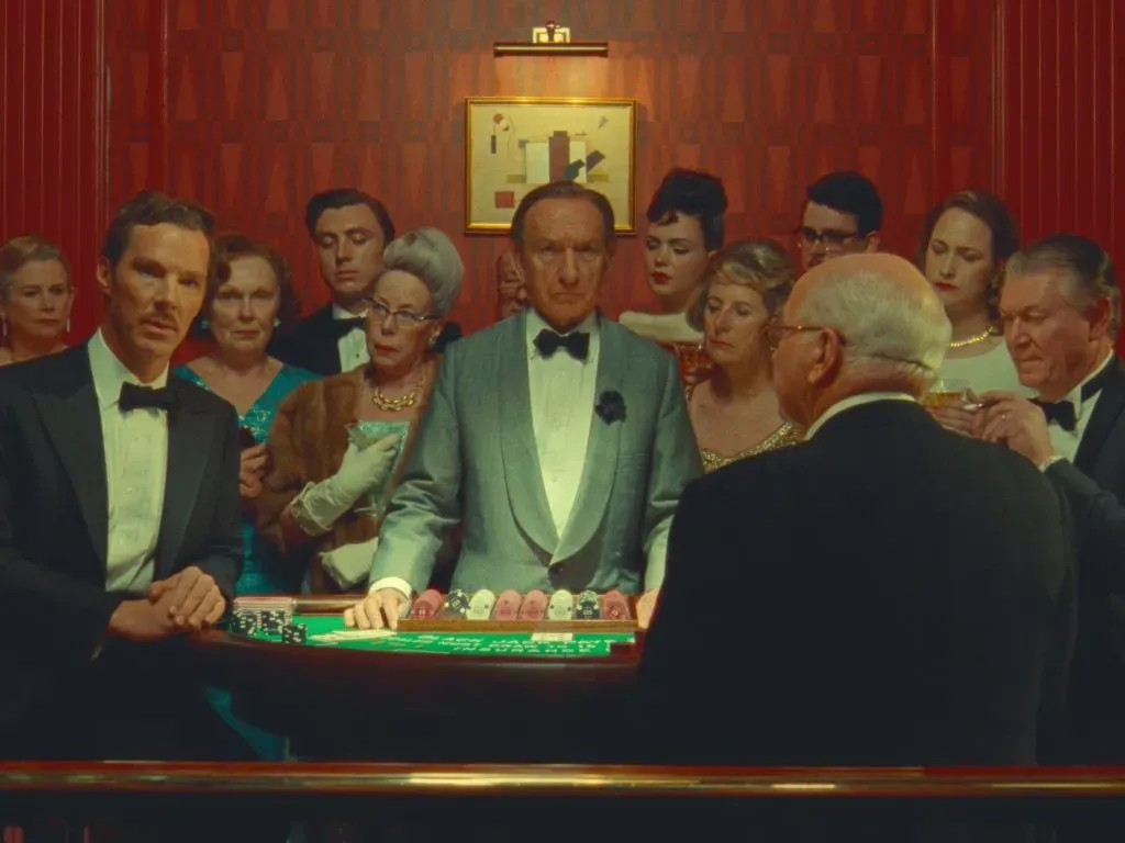La maravillosa historia de Henry Sugar. (De izquierda a derecha) Benedict Cumberbatch como Henry Sugar y Sir Ben Kingsley como el crupier en La maravillosa historia de Henry Sugar. Cr. Netflix ©2023