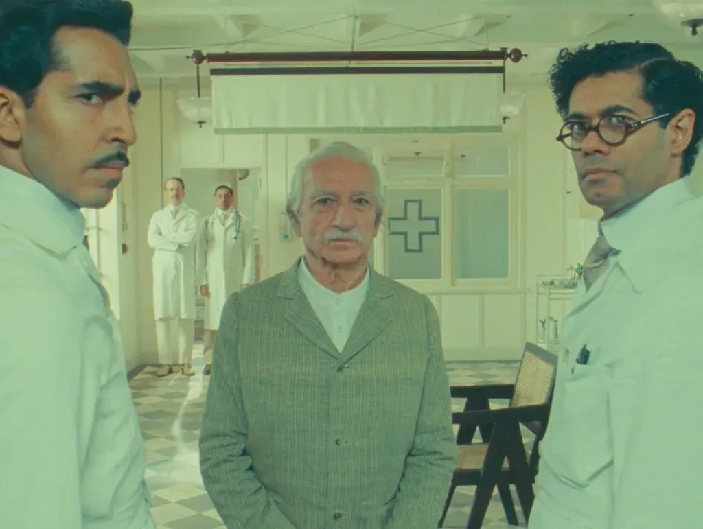 La maravillosa historia de Henry Sugar, de Roald Dahl (de izquierda a derecha) Dev Patel como Dr. Chatterjee, Sir Ben Kingsley como Imdad Khan y Richard Ayoade como Dr. Marshall en La maravillosa historia de Henry Sugar, de Roald Dahl. Cr. Netflix ©2023