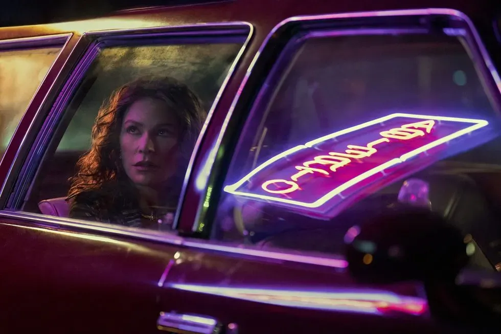 Y así es como luce la actriz con las prótesis en el rostro que la hacen lucir como su personaje, Griselda Blanco. Imagen: Netflix.