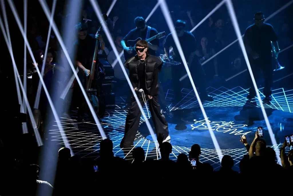 NEWARK, NUEVA JERSEY – 12 DE SEPTIEMBRE: Peso Pluma actúa en el escenario durante los MTV Video Music Awards 2023 en el Prudential Center el 12 de septiembre de 2023 en Newark, Nueva Jersey. (Foto de Noam Galai/Getty Images para MTV).