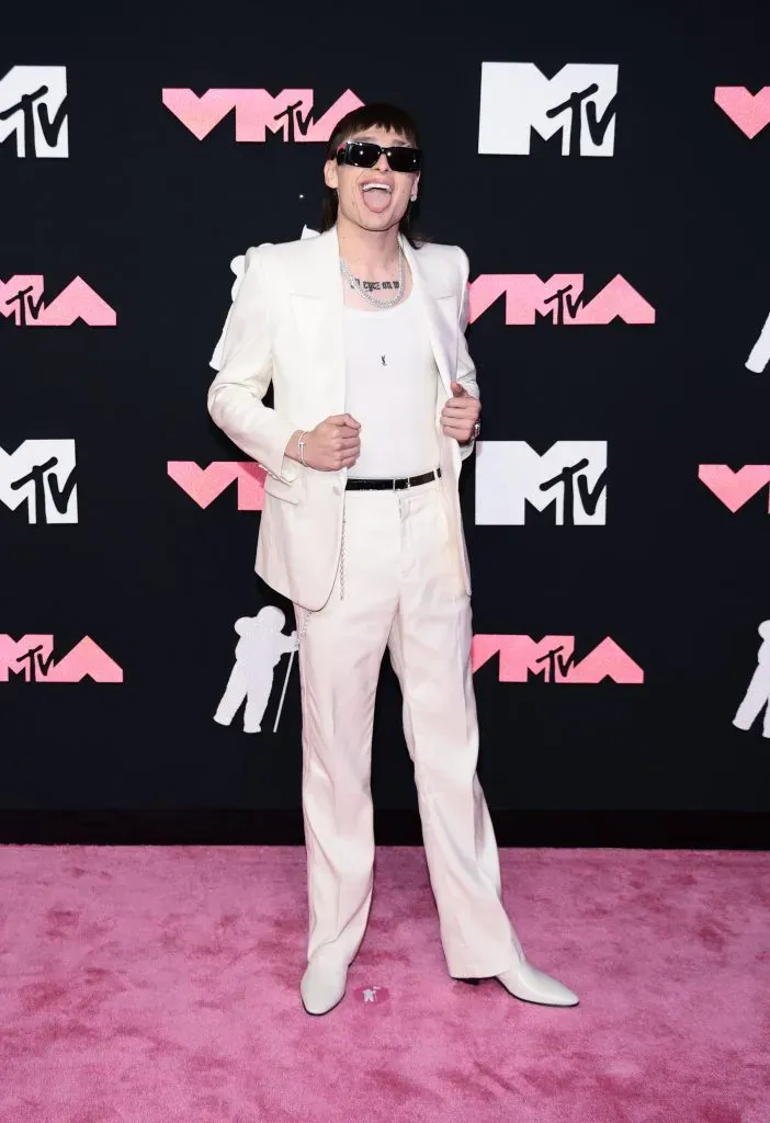 NEWARK, NUEVA JERSEY – 12 DE SEPTIEMBRE: Peso Pluma asiste a los MTV Video Music Awards 2023 en el Prudential Center el 12 de septiembre de 2023 en Newark, Nueva Jersey. (Foto de Dimitrios Kambouris/Getty Images).