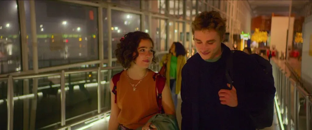 Haley Lu Richardson y Ben Hardy en La probabilidad estadística del amor a primera vista. (Netflix)