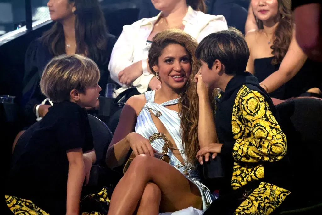 NEWARK, NUEVA JERSEY – 12 DE SEPTIEMBRE: (I-D) Sasha Piqué, Shakira y Milan Piqué asisten a los MTV Video Music Awards 2023 en el Prudential Center el 12 de septiembre de 2023 en Newark, Nueva Jersey. (Foto de Mike Coppola/Getty Images para MTV).