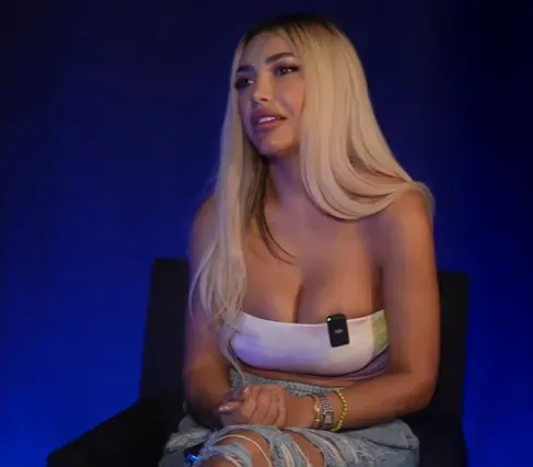 Imagen de Jeni de la Vega en el programa con Rafita Valderrama, en el que contó todo sobre lo que vivió con Peso Pluma. Imagen: @lamejor.