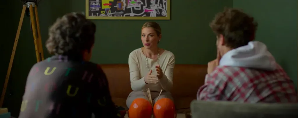 Ludwika Paleta hace el papel de una mujer que le propone un trato muy peculiar a uno de sus vecinos. Imagen: @LRMOnlineClips.