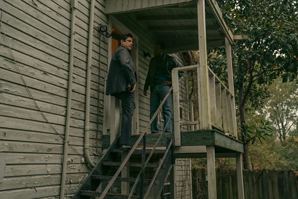 Benicio Del Toro como Tom Nichols y Ato Essandoh como Dan Cleary en Reptiles. Imagen: Netflix.