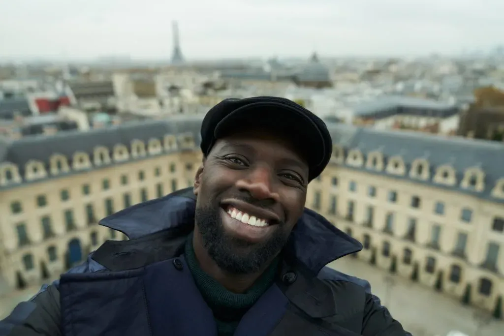 Assane Diop (Omar Sy) llevará al límite a los servicios de seguridad de París. Imagen: Netflix.