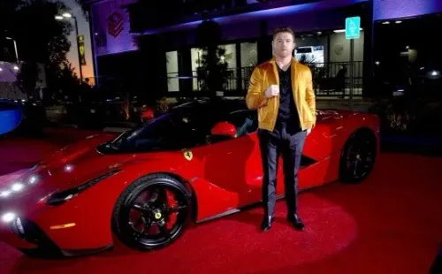 Canelo llegando a un evento con uno de sus coches de lujo (Getty Images)