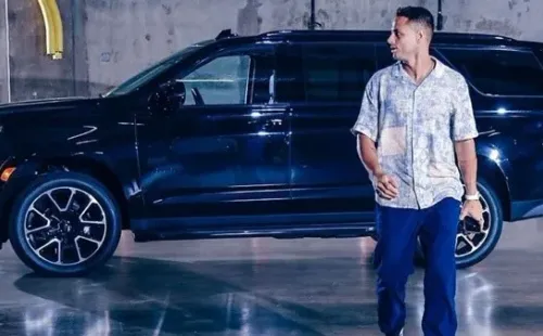El futbolista mexicano y su pasión por el mundo motor (Instagram)