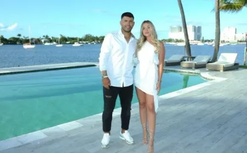El “Kun” y su novia en la inauguración de su nuevo hogar en Miami (Twitter)