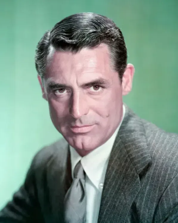 Esta foto del Cary Grant de la vida real, nos ayuda a dimensionar el enorme parecido de Jason Isaacs con el personaje, gracias al maquillaje que lleva puesto. Imagen: Deadline.