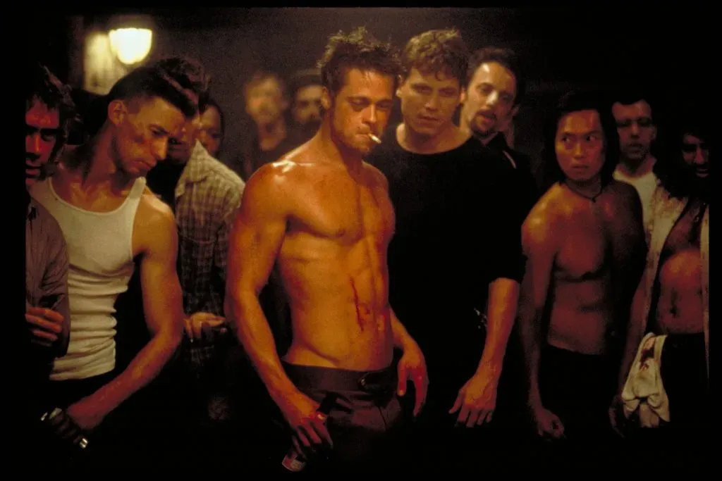 Holt McCallany detrá de Brad Pitt en El club de la pelea. (IMDb)