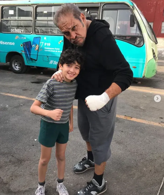 En la imagen, Kenneth Lavill y Joaquín Cosío, quienes interpretan a Amado y a Taladro respectivamente en la serie. Imagen: @soykennethlavill.