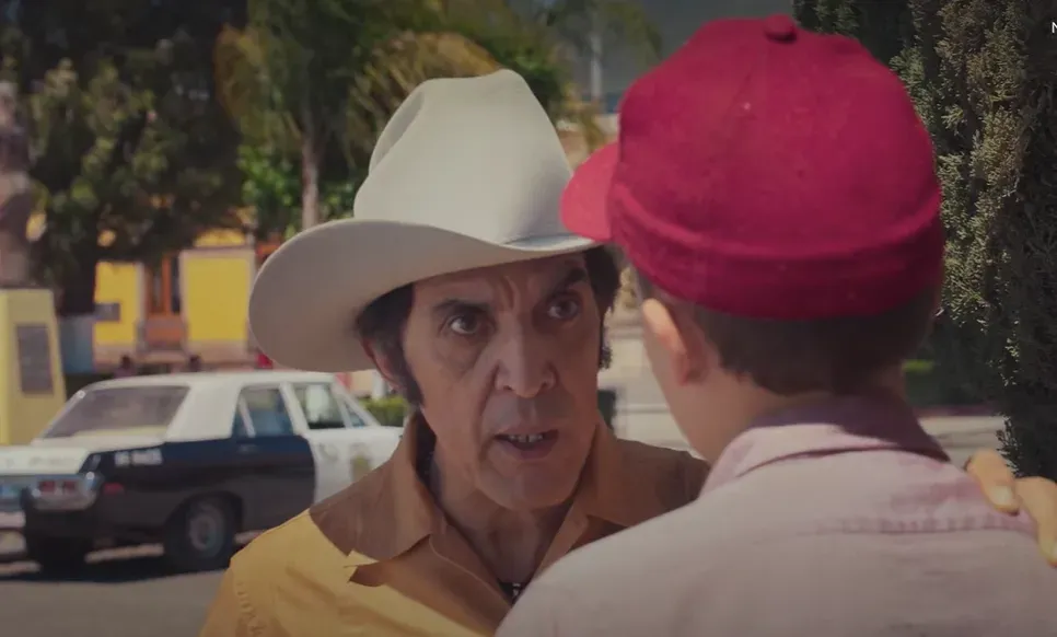 Luis Felipe Tovar da vida a don Cleto, quien forjaría el destino de Aurelio para siempre. Imagen: @TheRokuChannel.