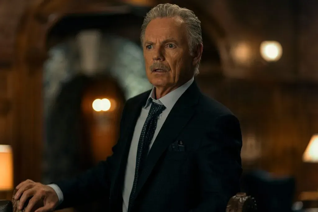 The Fall of the House of Usher: Bruce Greenwood como Roderick Usher. Créditos: Eike Schroter/Netflix © 2023
