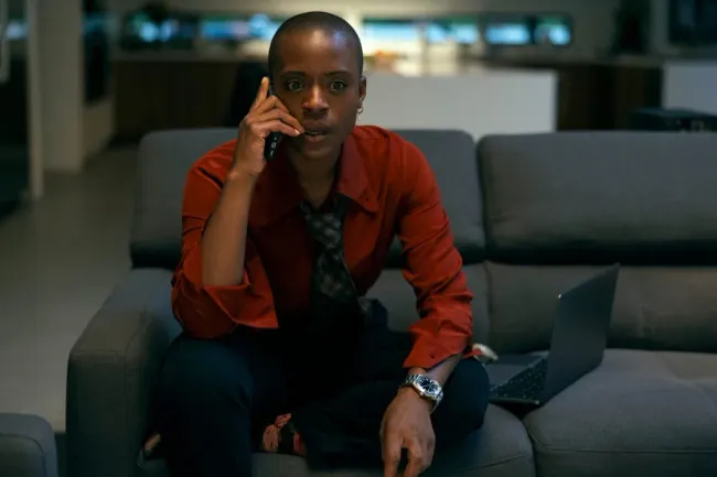 T’Nia Miller como Victorine LaFourcade. Cr. Eike Schroter/Netflix © 2023