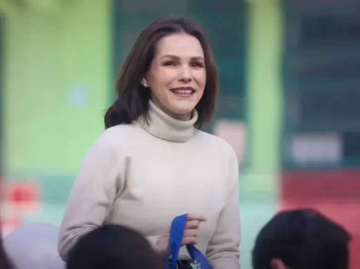 Irene Bustamante (Kika Edgar) es la verdadera madre de Brenda. Imagen: @NetflixLATAM.