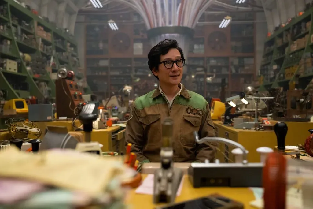 Ke Huy Quan como O.B. en la temporada 2 de Loki. Imagen: The Walt Disney Studios.