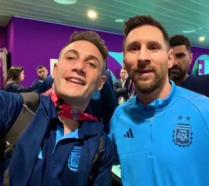 Momo posando con Lionel Messi.