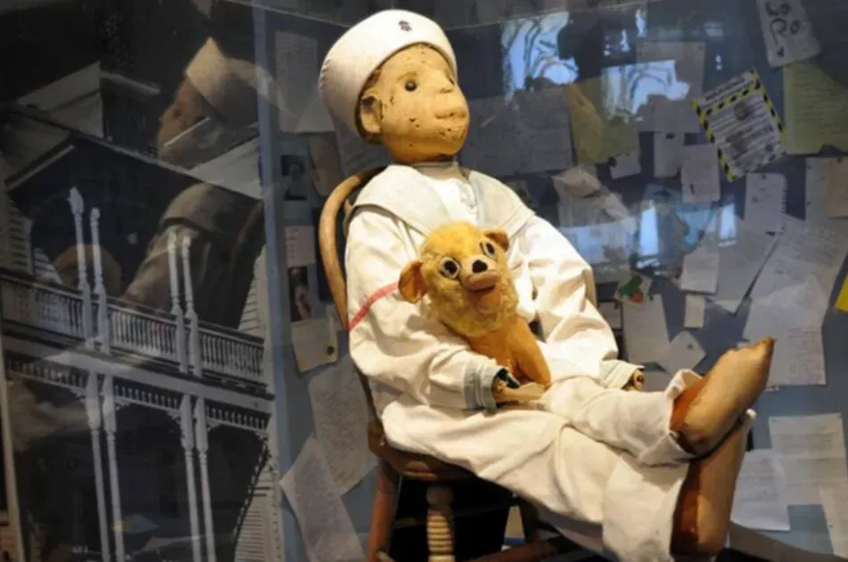 Así es como luce ahora el muñeco Robert en el museo en el que se encuentra en los Estados Unidos. Imagen: La Nación.