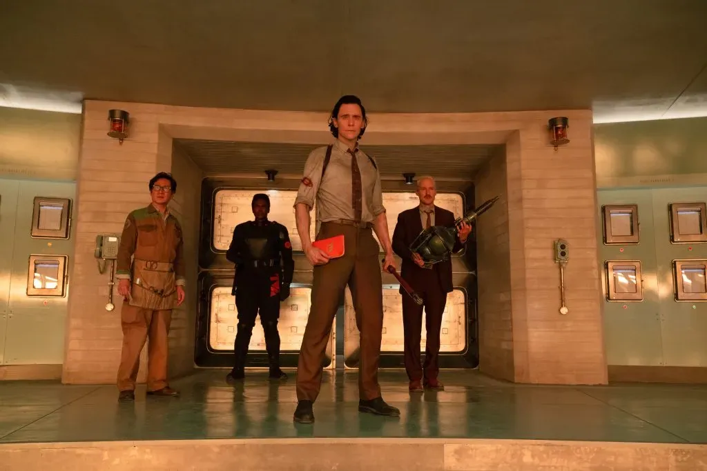 Ke Huy Quan como O.B., Wunmi Mosaku como Hunter B-15, Tom Hiddleston como Loki y Owen Wilson como Mobius, en la temporada 2 de Loki. Imagen: The Walt Disney Company.