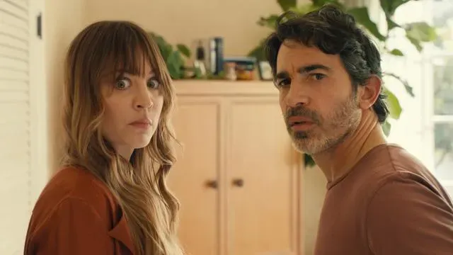 Kaley Cuoco y Chris Messina en Based on a True Story.