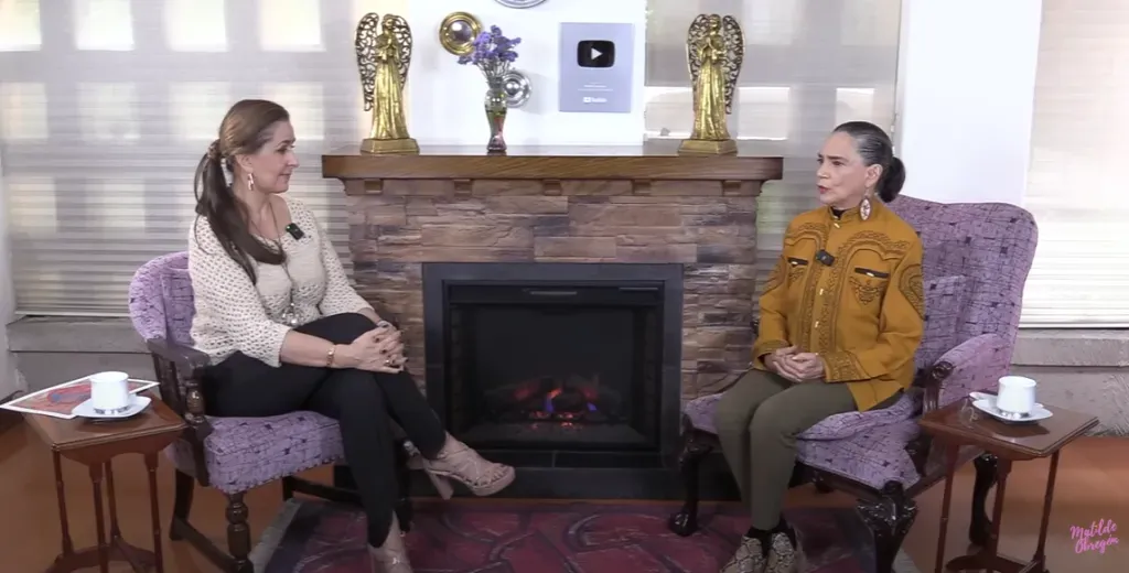 Matilde Obregón (izquierda) entrevistó a la actriz Ofelia Medina, quien señaló a Rubén Albarrán de maltratar a su sobrina. Imagen: @matilde_obregon.