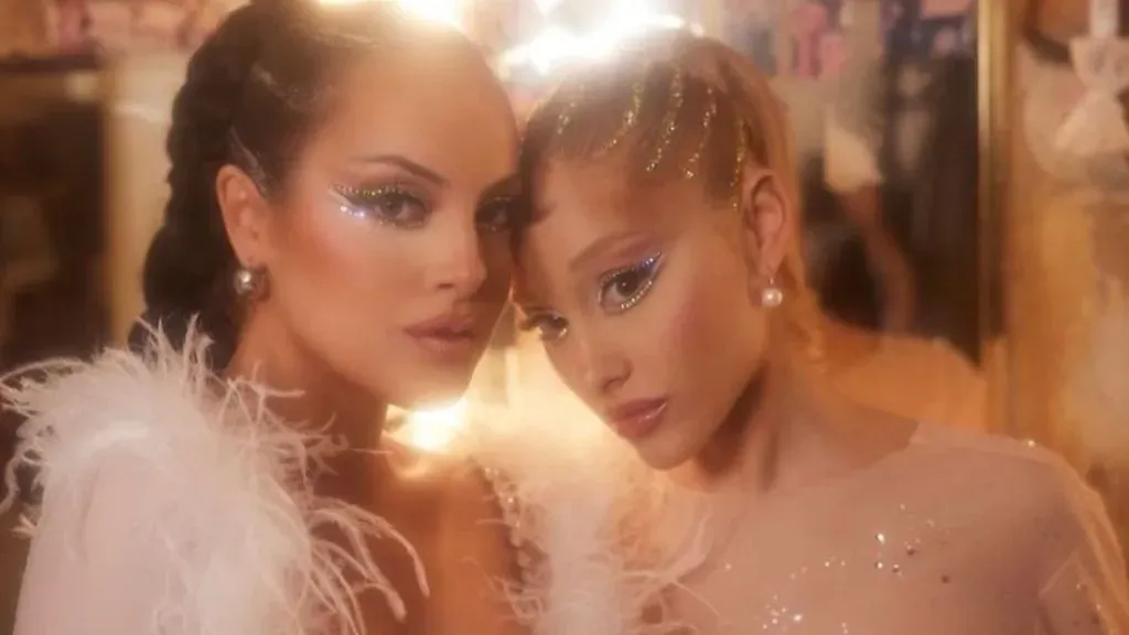 Ariana Grande y Liz Gillies – Fuente: @FilmUpdates