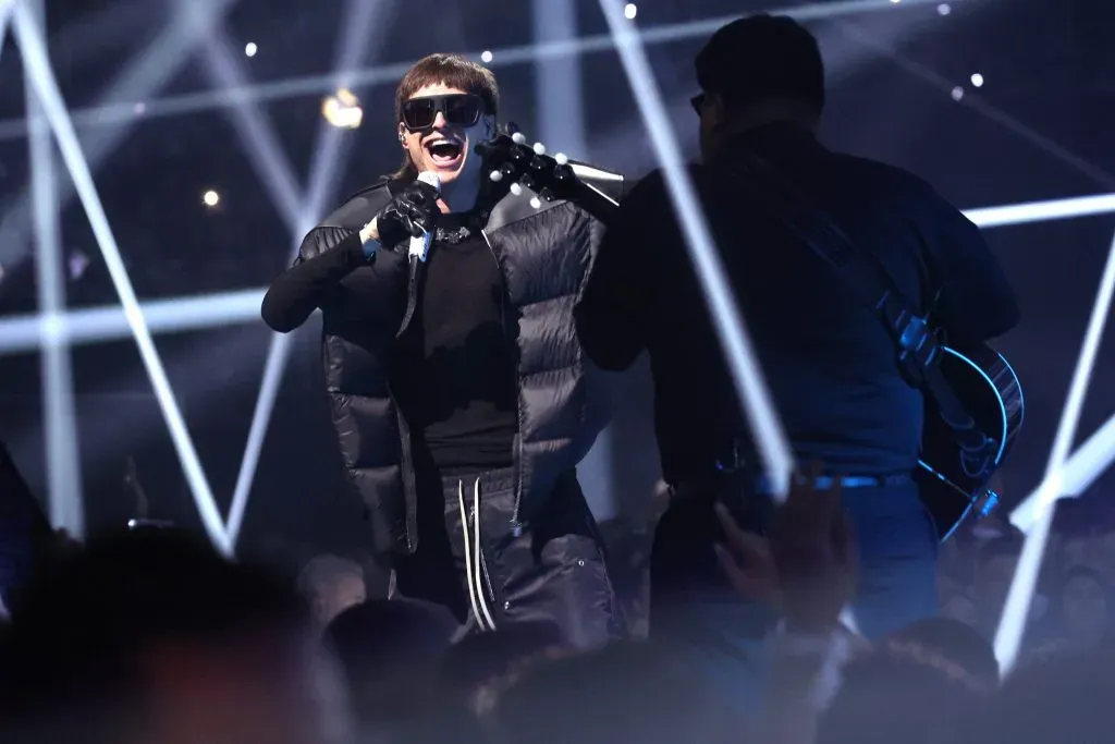 Peso Pluma, durante su presentación en los MTV VMA 2023. Imagen: Getty Images.