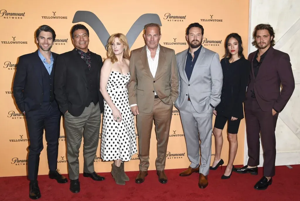 Wes Bentley, Gil Birmingham, Kelly Reilly, Kevin Costner, Cole Hauser, Kelsey Chow y Luke Grimes, cuando asistieron a la fiesta de estreno de la segunda temporada de “Yellowstone” de Paramount Network en Lombardi House el 30 de mayo de 2019 en Los Ángeles, California. Imasgen: Getty Images.