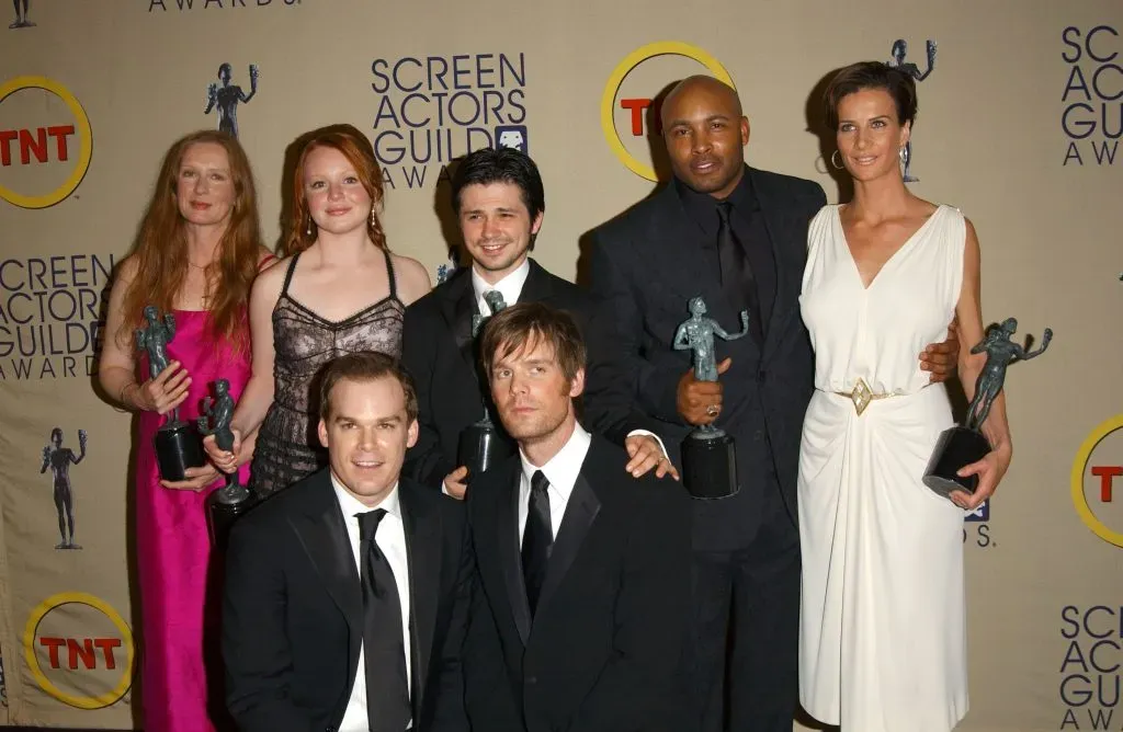 El elenco de “Six Feet Under” posa entre bastidores con su premio a la Actuación Sobresaliente de un Elenco en una Serie Dramática durante la novena entrega anual de los Screen Actors Guild Awards en el Shrine Auditorium el 9 de marzo de 2003 en Los Ángeles, California. (De izquierda a derecha) Frances Conroy, Lauren Ambrose, Michael C. Hall (delante), Freddy Rodriguez, Peter Krause (delante), Mathew St. Patrick y Rachel Griffiths. Imagen: Getty Images.
