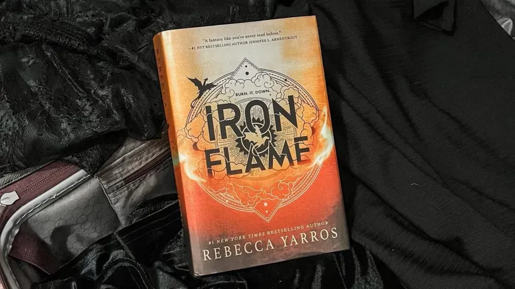 Iron Flame por Rebecca Yarros. (Instagram: @rebeccayarros)