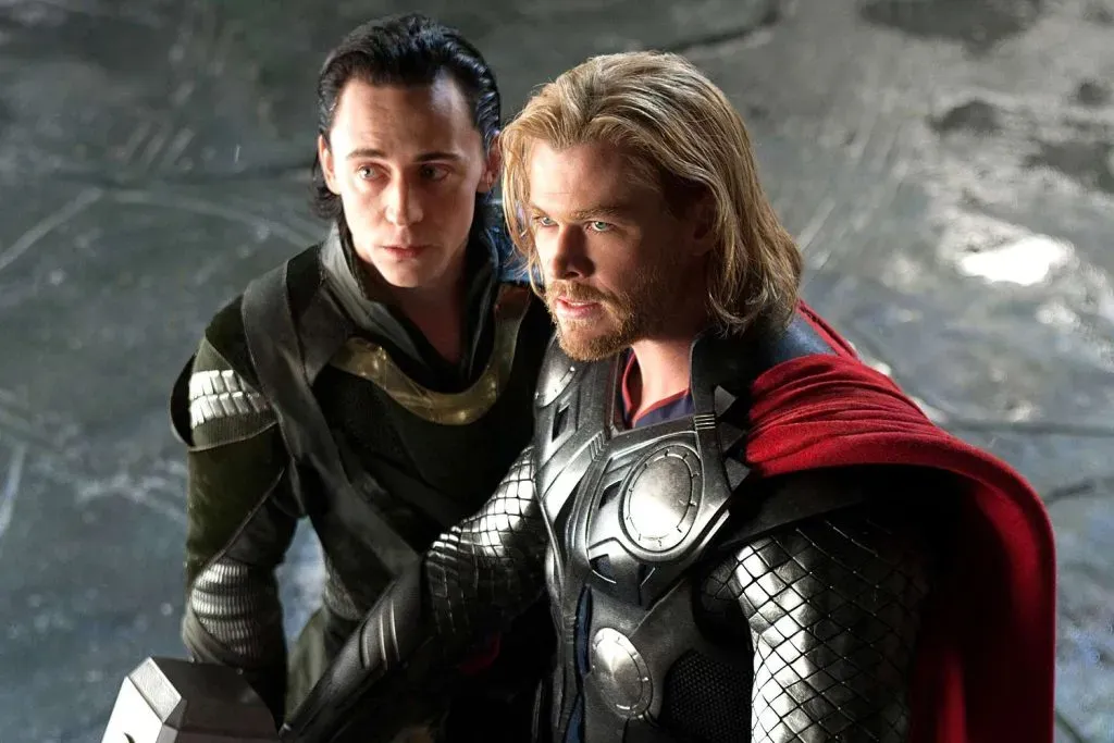 Loki junto a su hermano en la primera película de Thor.