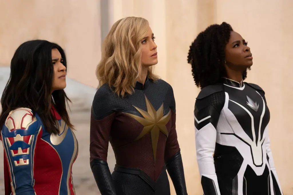 Iman Vellani como Ms. Marvel/Kamala Khan, Brie Larson como Capitana Marvel/Carol Danvers, y Teyonah Parris as Capitana Monica Rambeau en The Marvels.