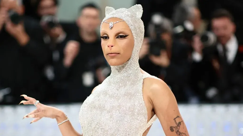 Doja Cat en la Gala Met 2023 que celebra Karl Lagerfeld: Una línea de belleza. (Fuente: Dimitrios Kambouris/Getty Images for The Met Museum/Vogue)