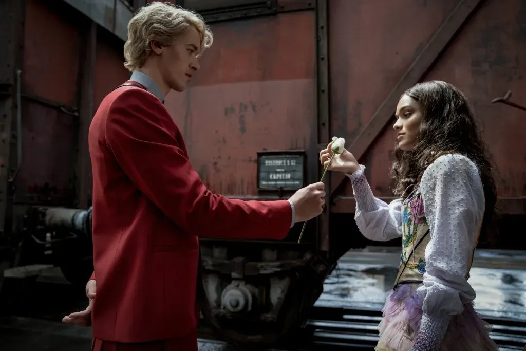 Tom Blyth como Coriolanus Snow y Rachel Zegler como Lucy Gray Baird en The Hunger Games: The Ballad of Songbirds and Snakes.